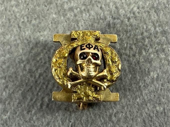 Vintage 14 kt Fraternity Pin: Vintage 14kt gold Epsilon Phi Alpha fraternity pin featuring a skull with crossbones. In good condition, scratch tested for authenticity. Total weight 2.3 dwt.