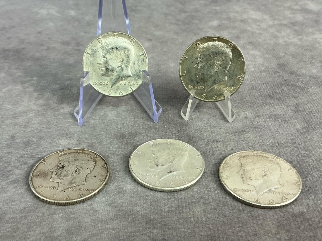 Kennedy Halves: Five 1964 Kennedy Half Dollars. All in good circulated condition. Total weight 2.0 ozt.