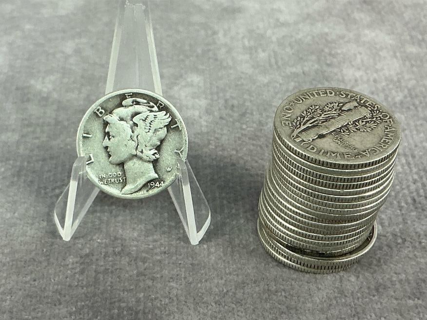 Mercury Dimes: Twenty Mercury dimes. All in fair to good circulated condition. Total weight 1.56 ozt.