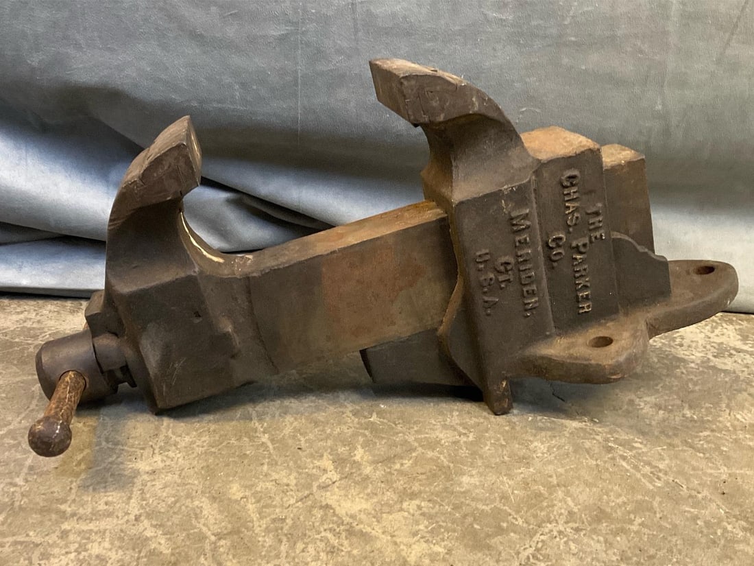 Bench Vise: Vintage cast iron bench vise manufactured and marked by The Chas. Parker Co. Meriden, Connecticut. Marked "No. 954". Good condition. Measures 20 inches wide x 7 x 9.25 inches tall.