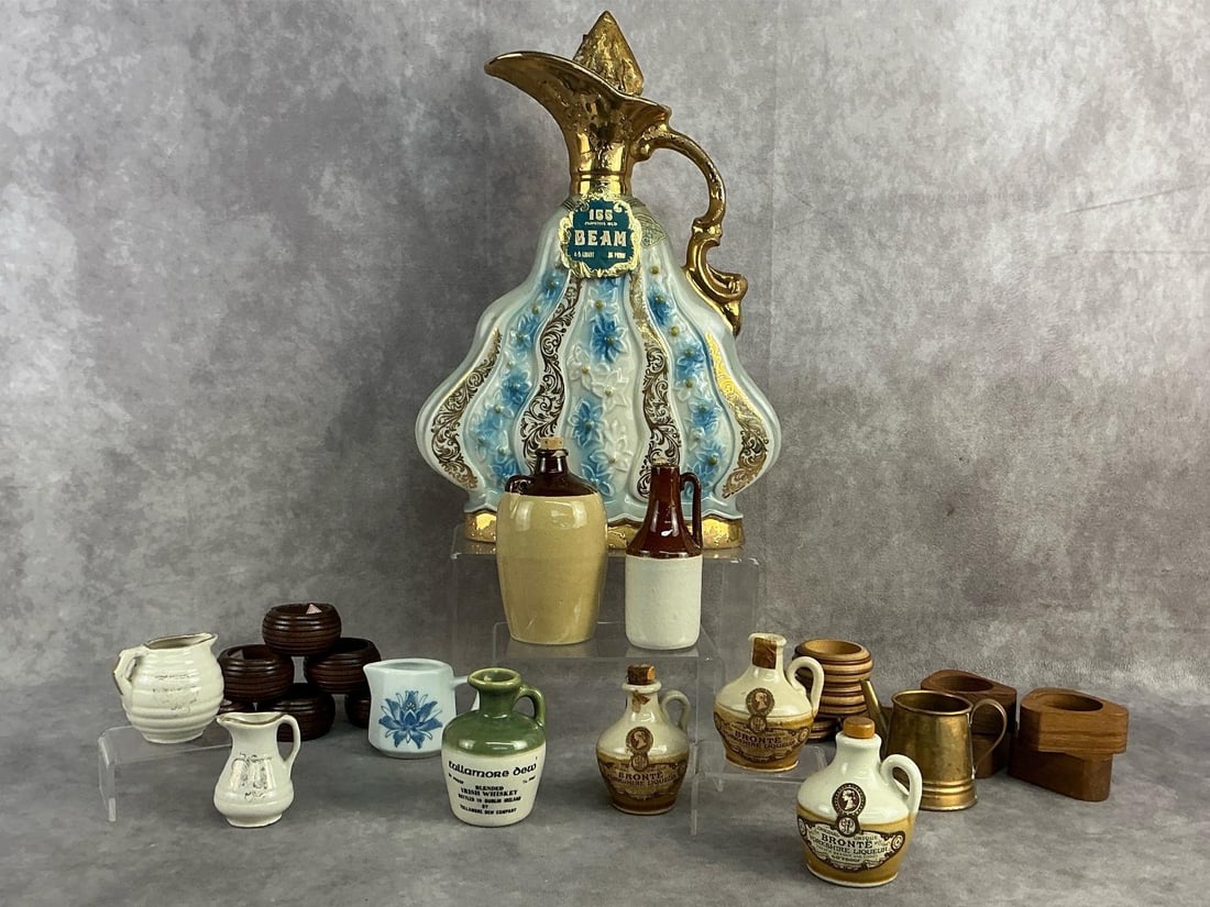 Decanter & Stoneware: 1970s Jim Beam regal china whiskey decanter, three 1960s Bronte Yorkshire Liqueur stoneware flagon, Tullamore Dew mini whiskey stoneware jug, and more. All in good condition with one minor chip to rim