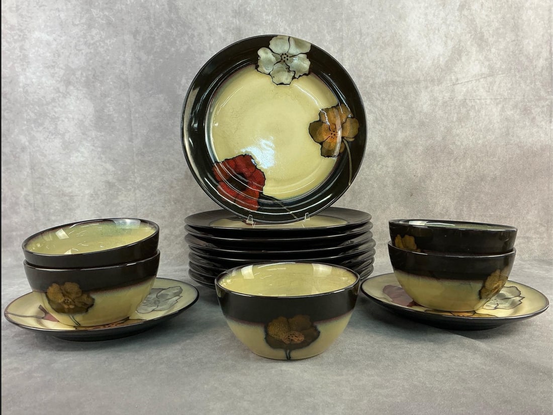 Pfaltzgraff Chinaware: Modern Pfaltzgraff chinaware patterned in Painted Poppies. Microwave and dishwasher safe, minor wear marks throughout otherwise good condition. Largest plate measures 11 inches in diameter.