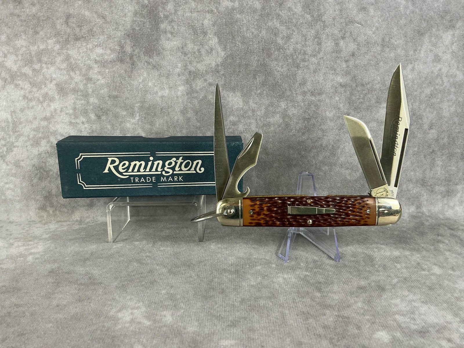 UMC Bullet Camp Knife: 1994 Remington UMC Bullet jumbo four blade camp knife made in USA with bone handles, R4243. In original box. Tight snap, good condition. Box measures 5.25 inches wide x 1 x 1.75 inches tall.