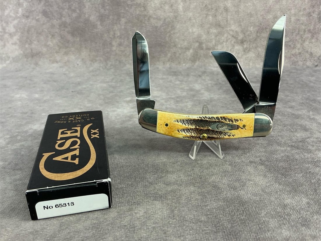 Sowbelly Bonestag Knife: Case XX Bonestag knife. Sowbelly, patterned TB6 5339ss, tight snap and comes with original box. Box measures 4.5 inches wide x 1.75 inches tall.