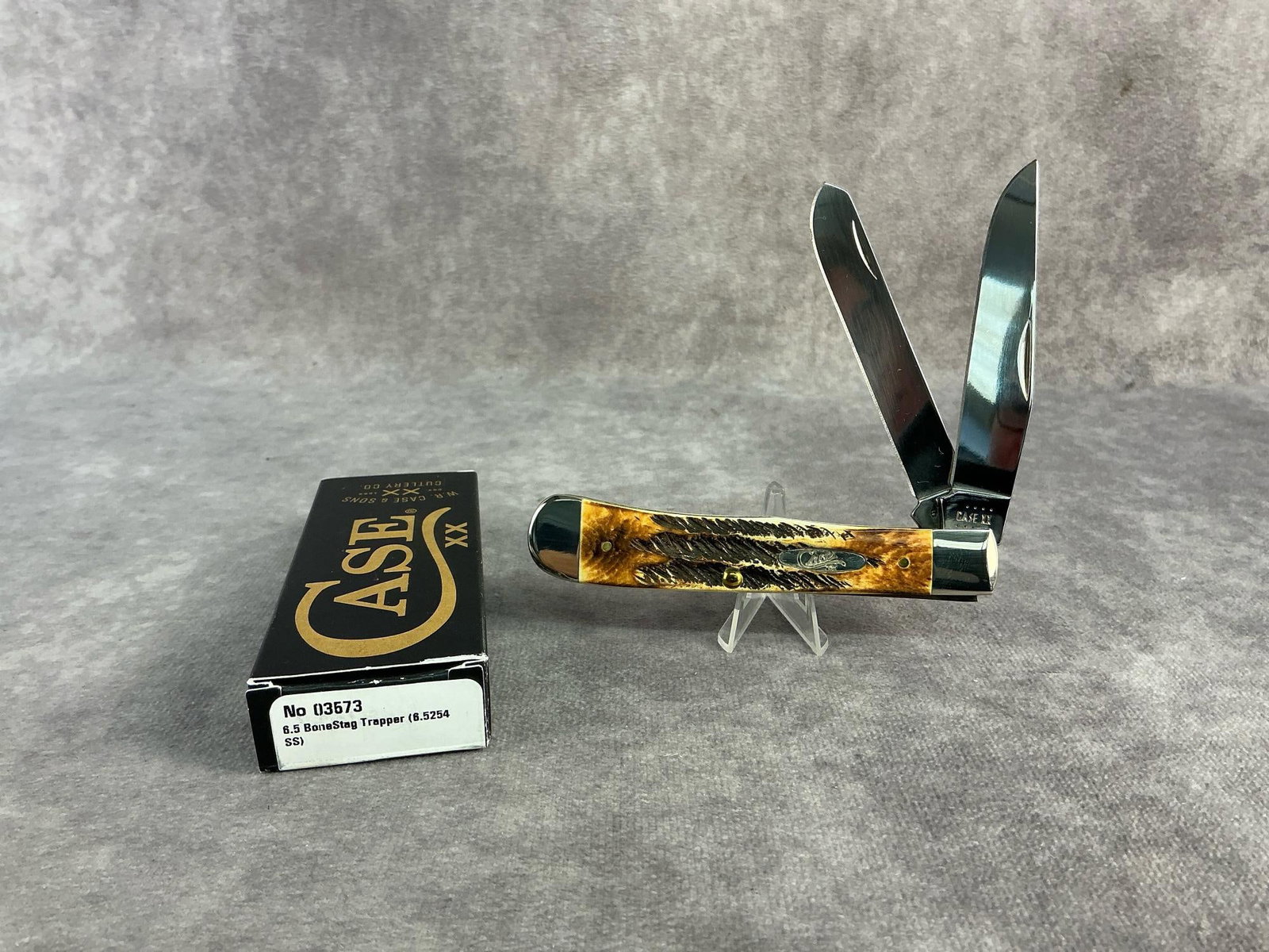 Bonestag Knife: Case XX Bonestag knife. Trapper, patterned 6.5254ss, tight snap and comes with original box. Box measures 4.5 inches wide x 1.75 inches tall.
