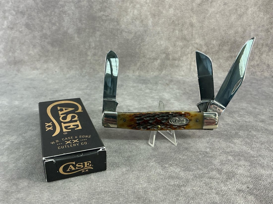 Jigged Stockman Knife: Case XX knife. Stockman, patterened 6392ss, tight snap and comes with original box. Box measures 4.5 inches wide x 1.75 inches tall.
