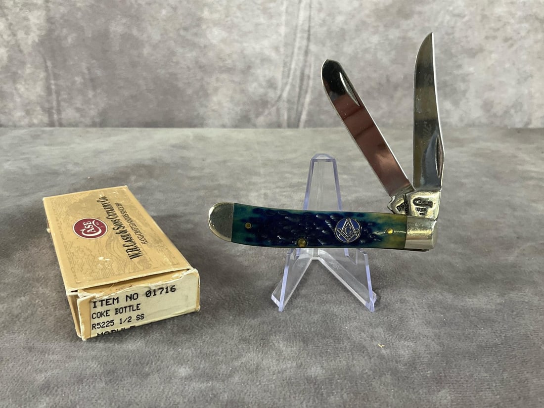 Masonic Knife: Case XX Masonic Knife. Mini Trapper, patterned 6207ss, tight snap, in box but not the original. Box measures 4.5 inches wide x 1.75 inches tall.
