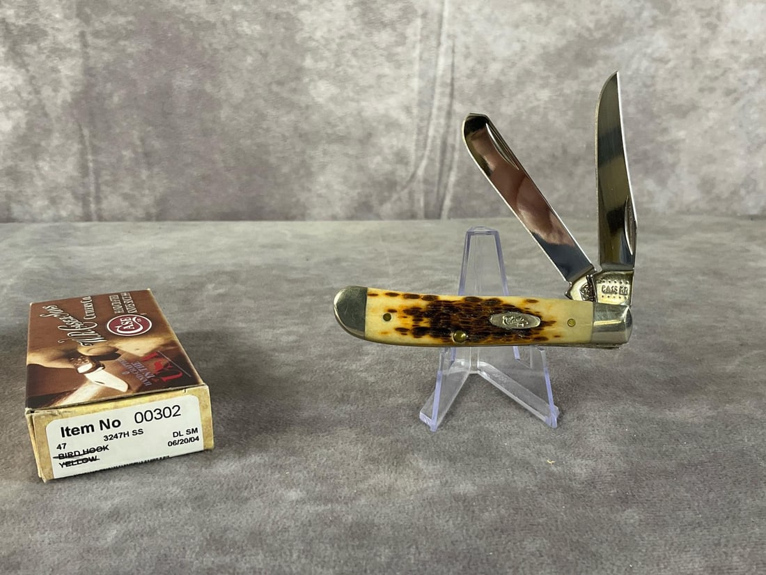 Amber Bone Knife: Case XX Amber Bone knife. Mini Trapper, patterned 6207ss, tight snap, in box but not original. Box measures 4.5 inches wide x 1.75 inches tall.