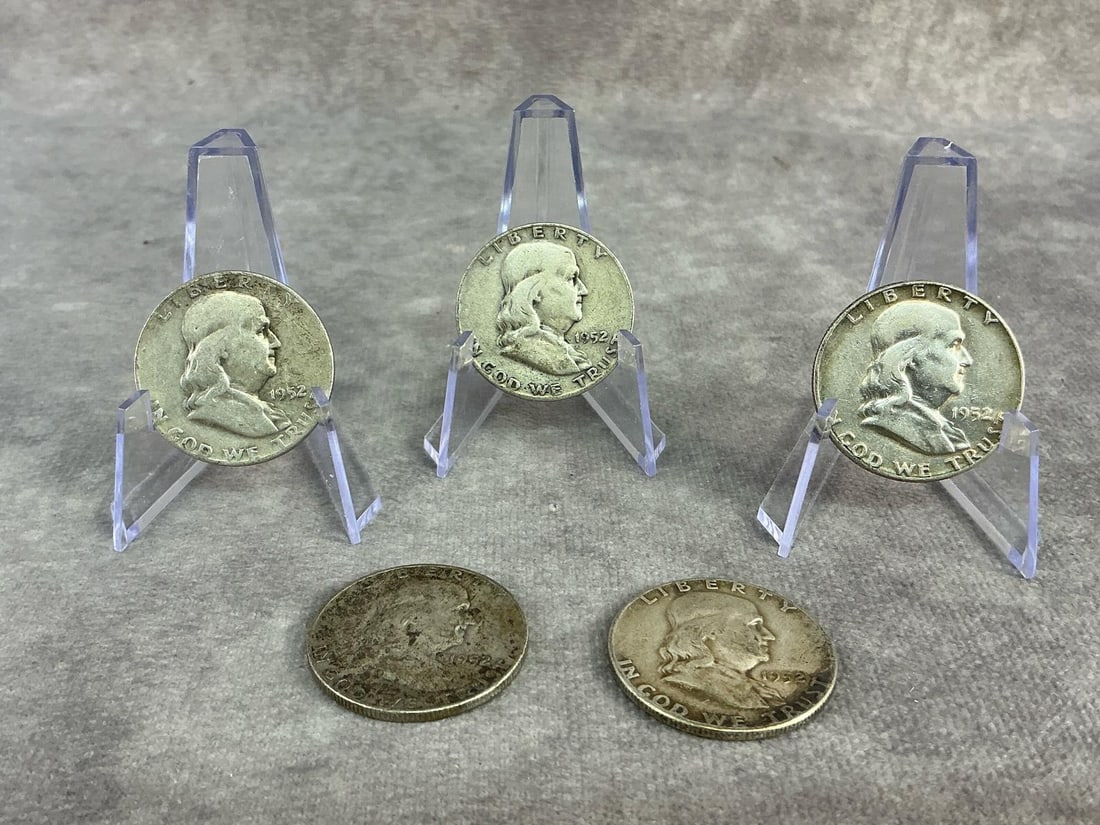 Franklin Halves: Five 1952 Franklin half dollars, 90% silver. All in fair to good circulated condition. Total weight 1.98 ozt.