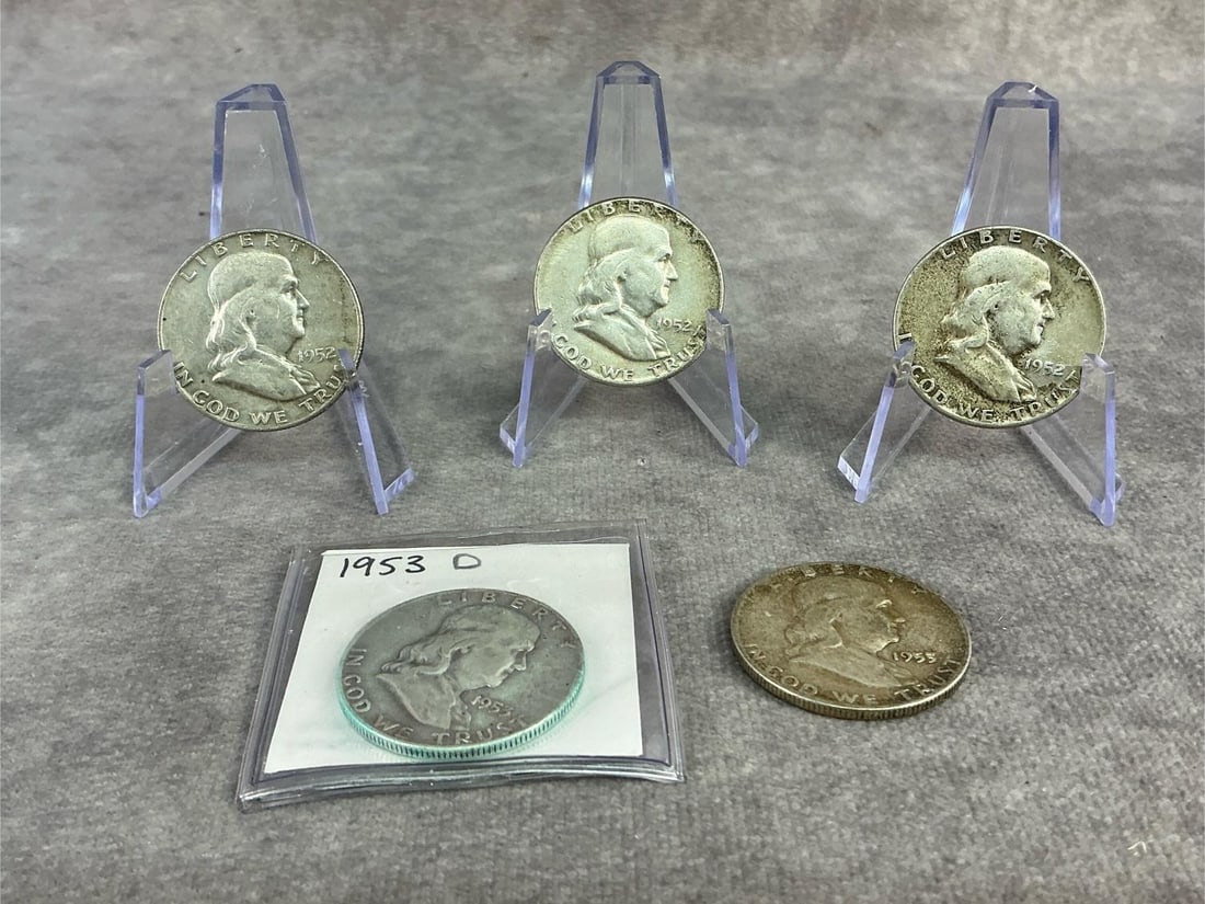 Franklin Halves: Five 1952 and 1953 Franklin half dollars, 90% silver. All in fair to good circulated condition. Total weight 2.05 ozt.