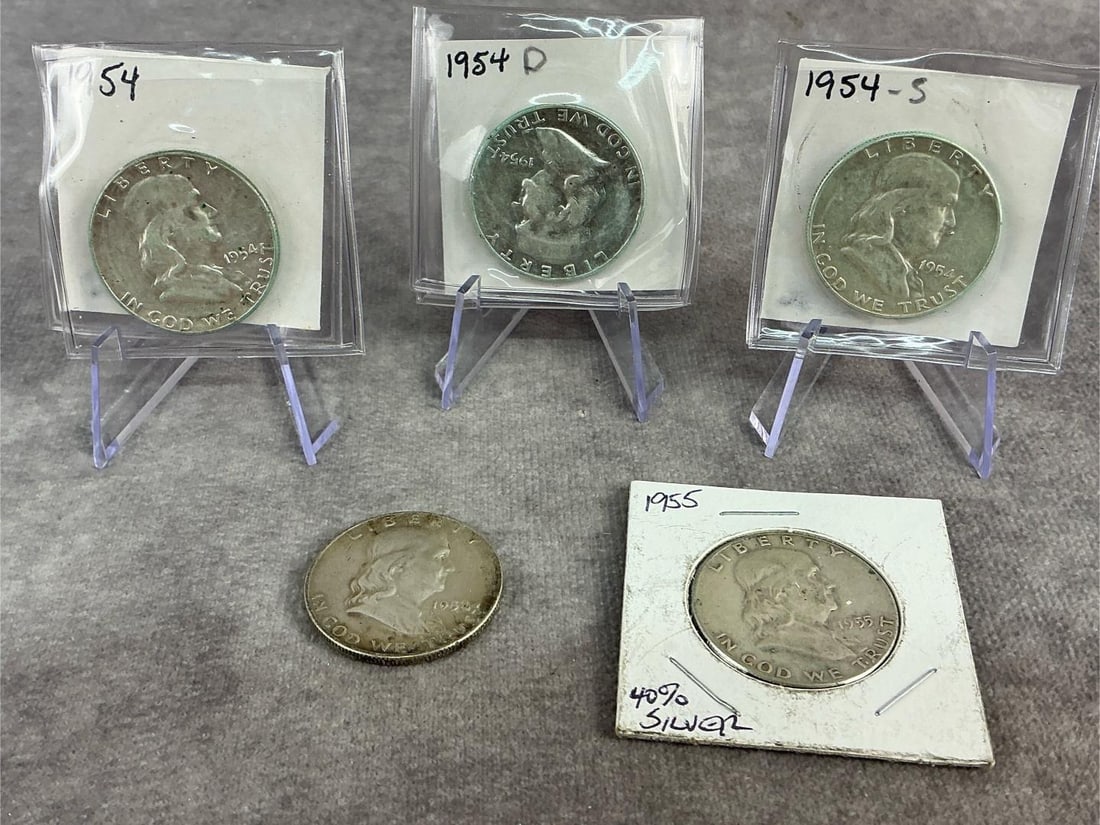 Franklin Halves: Five 1954 and 1955 Franklin half dollars, 90% silver. All in fair to good circulated condition. Total weight 2.27 ozt.