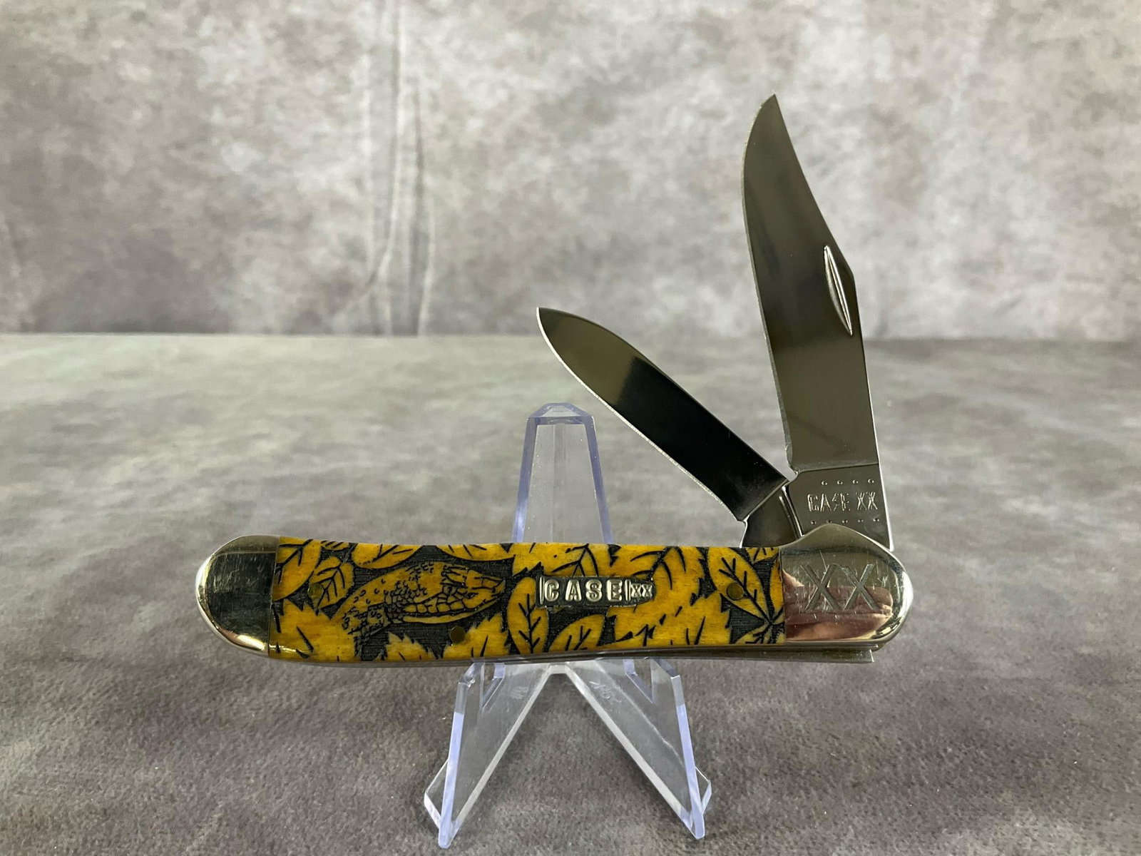 Copperhead Leaf Pattern Knife: Case XX Coperhead 6249ss. Tight snap. Measures 4 inches closed and 7 inches open.