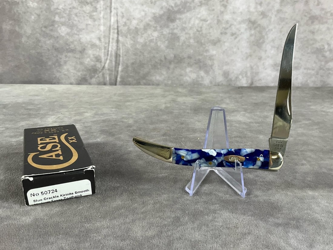 Blue Crackle Kirinite Smooth Knife: Case XX Medium Texas Toothpick 1010094ss. Tight snap, includes original box. Measures 4.5 inches wide X 1.75 inches tall.