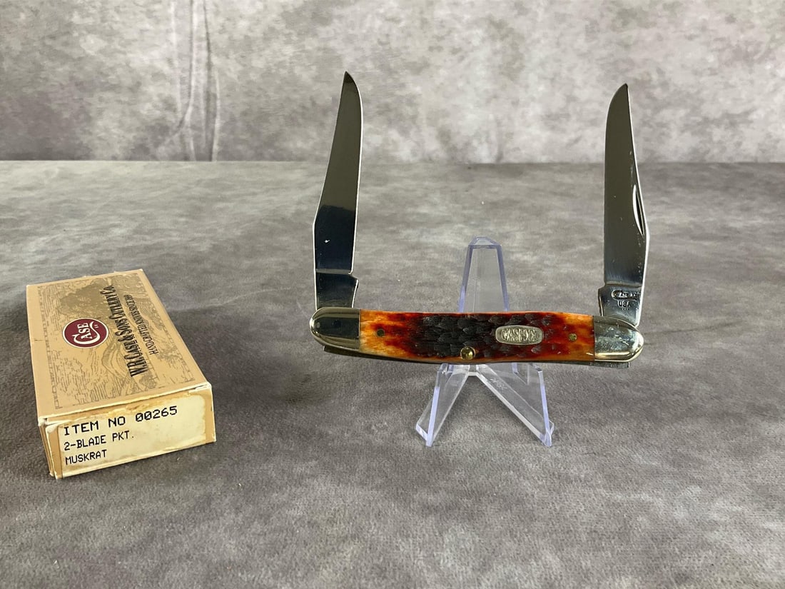Peach Seed Jigged Bone Knife.: Case XX Muskrat pattern 00265. Tight snap, includes original box. Box measures 4.5 inches wide X 1.75 inches tall.