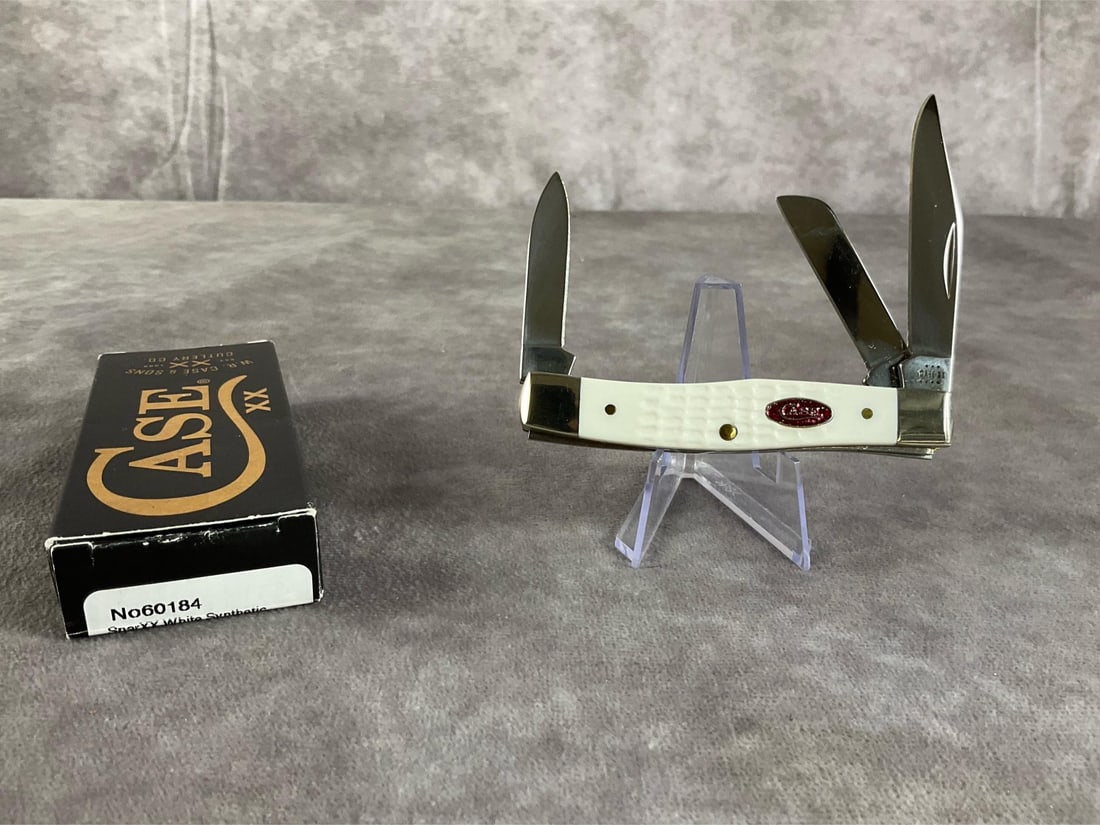 White Synthetic Spar XX Knife: Case XX standard jig medium stockman. Pattern 63032ss. Tight snap, includes original box. Box measures 4.5 inches wide X 1.75 inches tall.