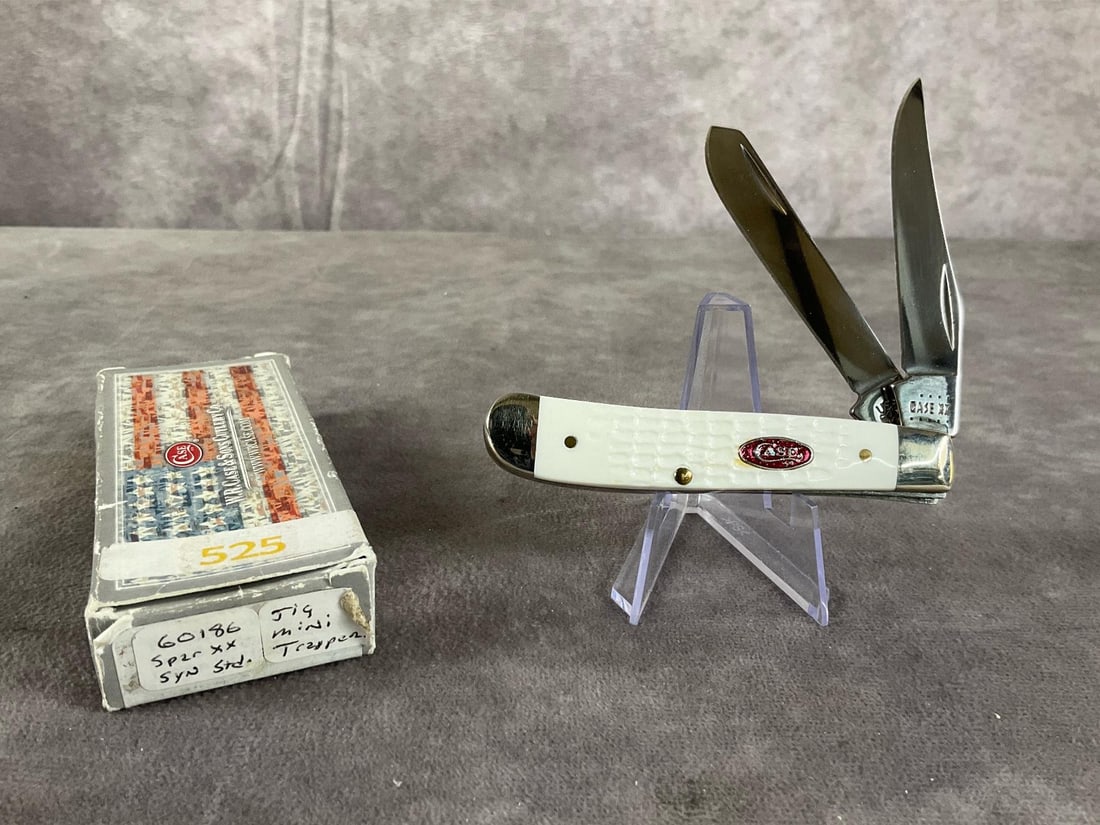 Standard Jigged White Synthetic Knife: Case Spar XX Mini Trapper 6207 ss. Tight snap, includes box but not correct. Box measures 4.5 inches wide X 1.75 inches tall.