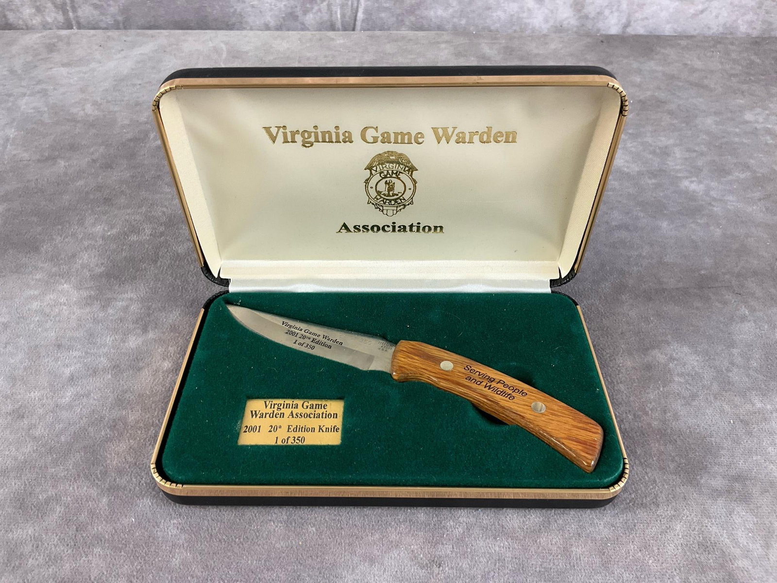 Virginia Game Warden 2001 20th Edition Knife: Buck 475m number 63 of 350. Drop point fixed blade hunting knife. Full tang, hardwood handle. Case measures 7 inches long X 4.25 inches wide X 1.25 inches high.
