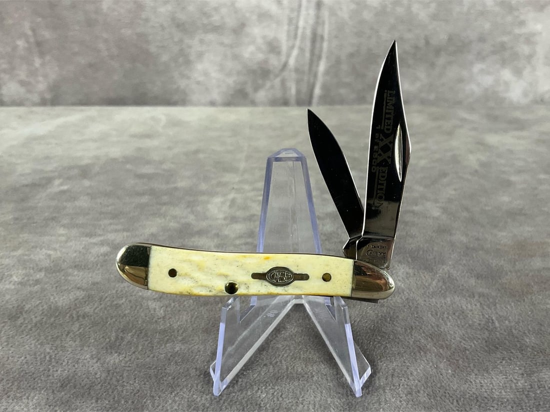 Vintage Burnt White Jigged Bone Knife: Case XX Limited edition 1 of 2000, 6220 ss Peanut. Tight snap. Measures 2.75 inches long X 3/4 inch tall.