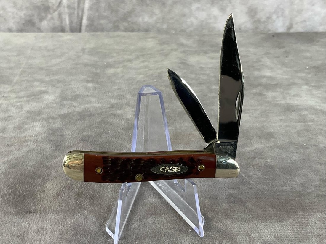 Vintage Brown Jigged Bone Knife: Case XX Peanut. 6220 ss. Tight snap. Measures 2 7/8 inches wide X 5/8 inch tall.