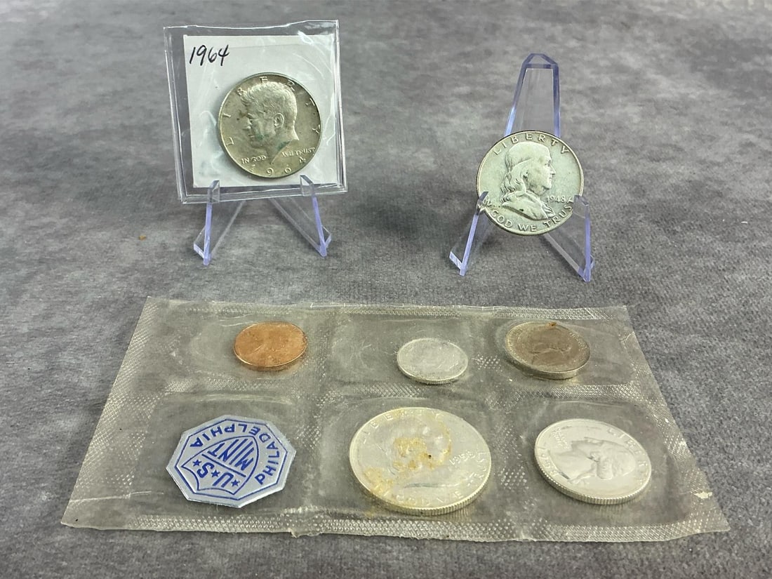US Coinage: 1948 Benjamin half dollar, 1958 Philadelphia mint set, and 1964 Kennedy half dollar. All in good condition with proof set uncirculated. Proof packaging measures 5 inches wide x 3 inches tall.
