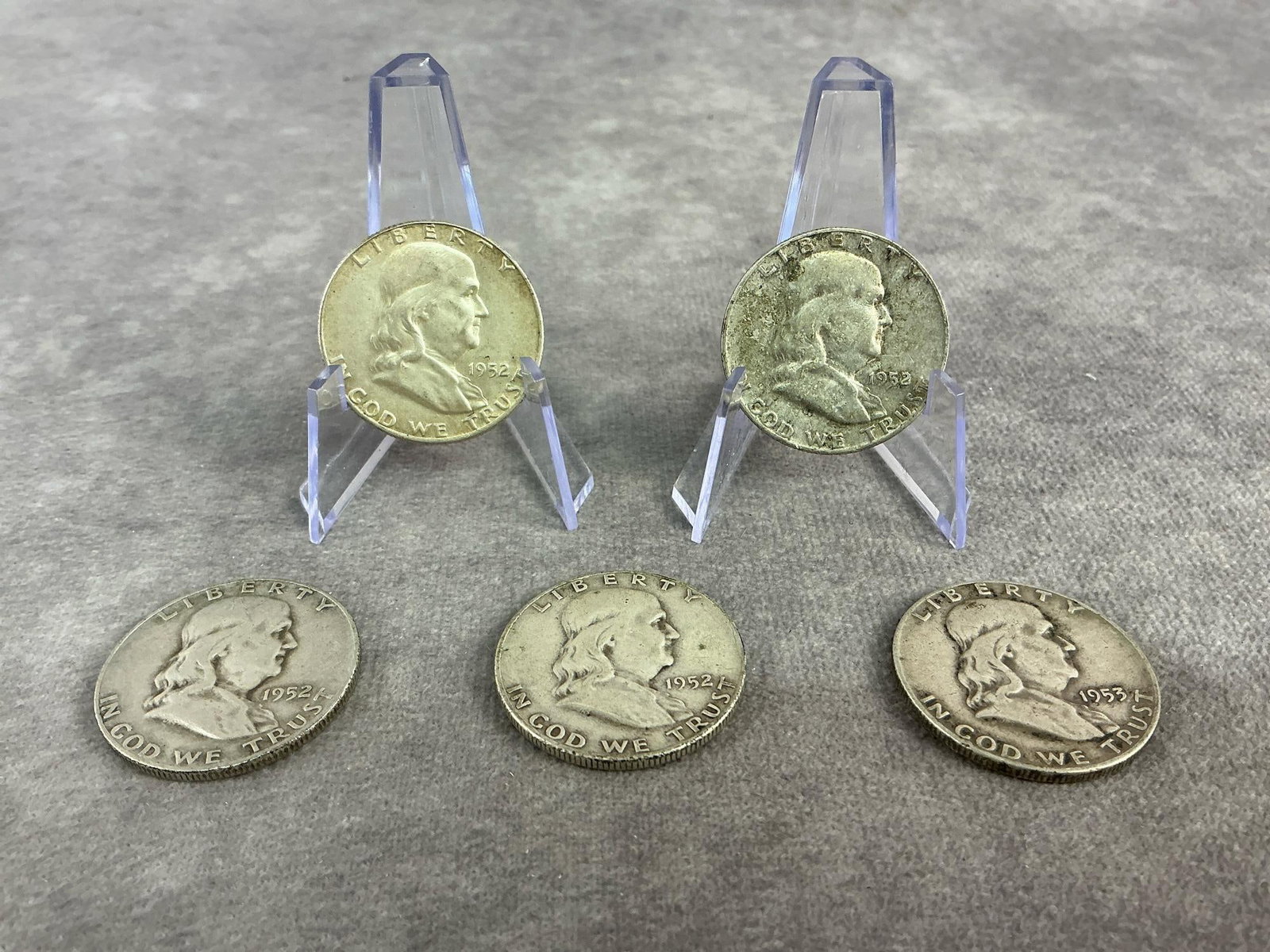 Benjamin Halves: Five Benjamin Franklin half dollars ranging from 1952 to 1953, 90% silver. All in good circulated condition. Total weight 2.00 ozt.
