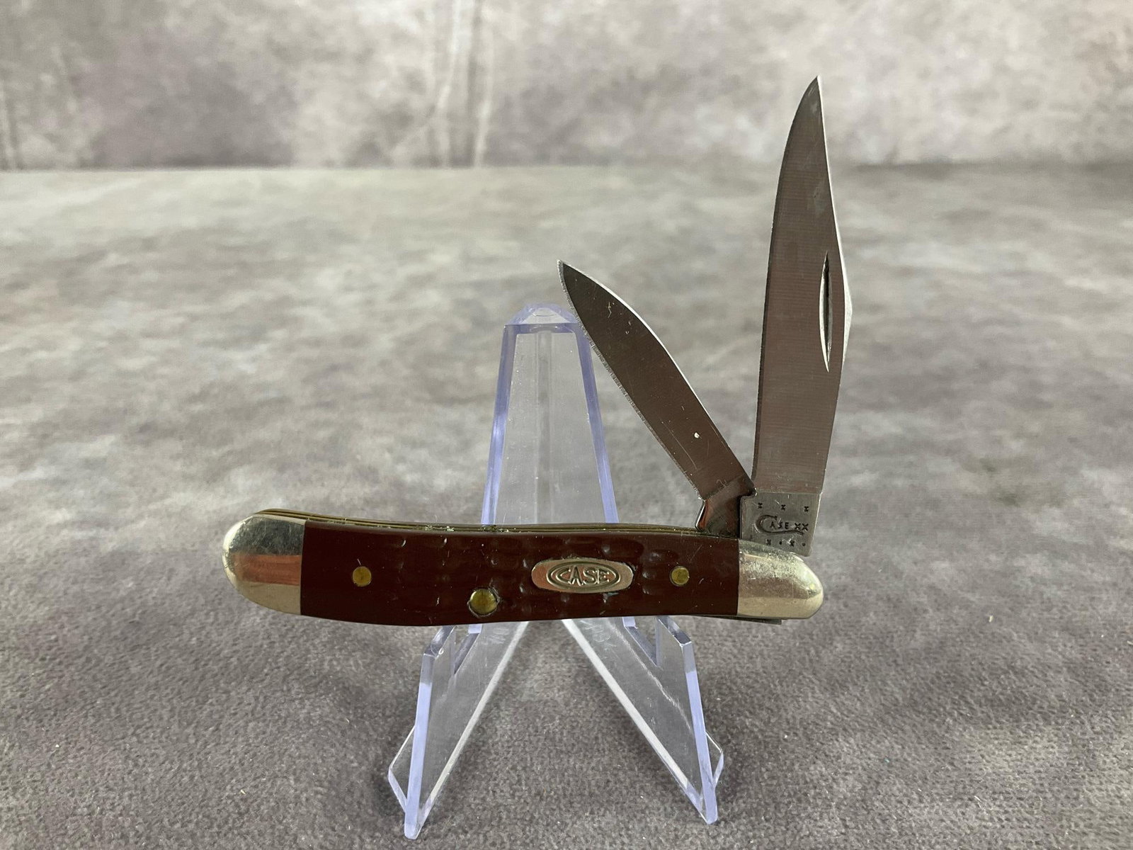 Jigged Brown Synthetic Knife: Case XX Peanut 6220 SS Tight snap. Includes box, not original. Box measures 4.5 inches wide X 1.75 inches tall.