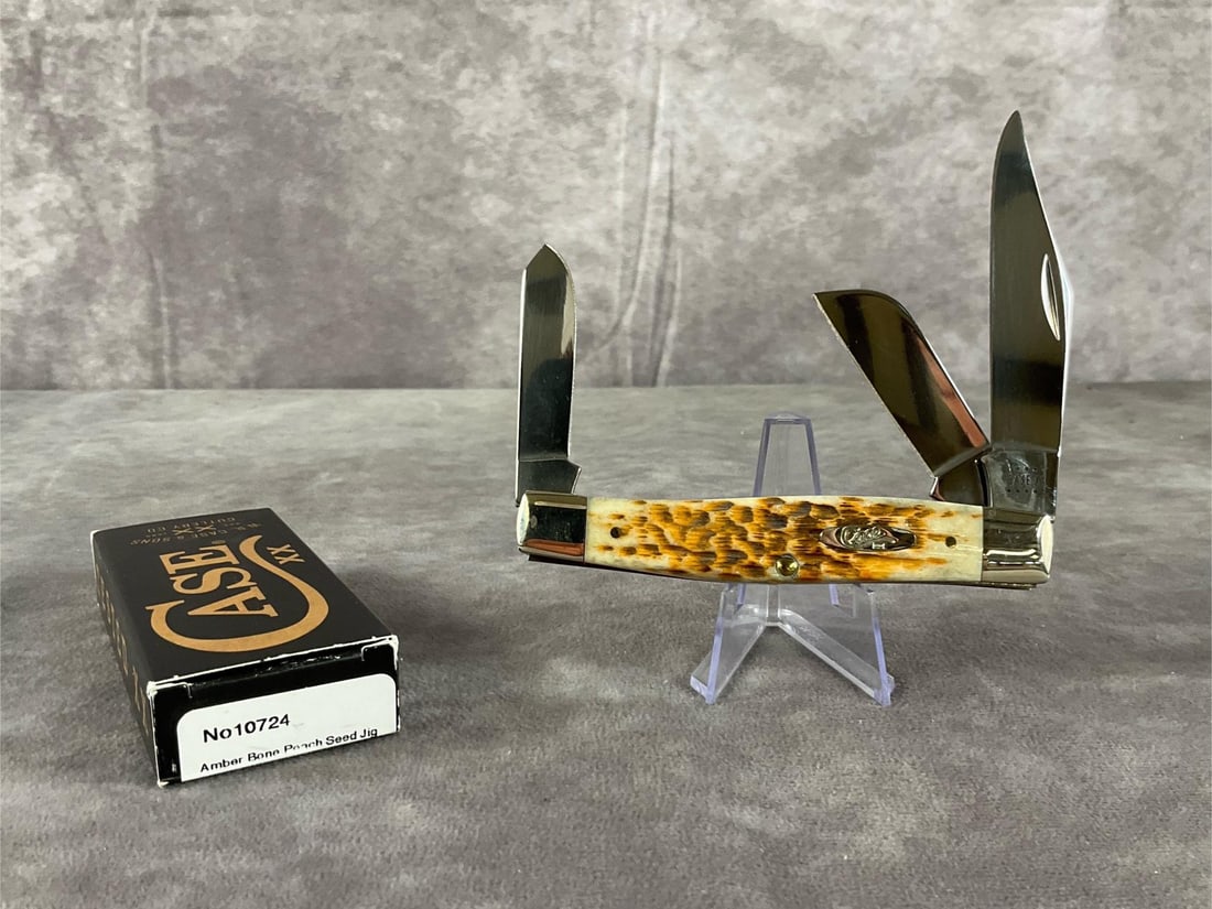 Amber Brown Peach Seed Jigged Knife: Case XX Large Stockman 6375 SS. Tight snap, includes original box. Box measures 4.5 inches wide X 1.75/inches tall.