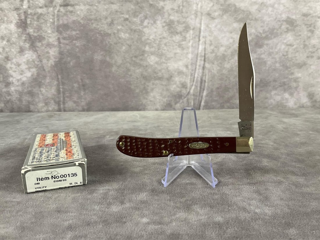 Jigged Brown Synthetic Knife: 1986 Case XX Slimline Trapper 61048 SS Tight snap, includes original box. Box measures 4.5 inches wide X 1.75 inches tall.