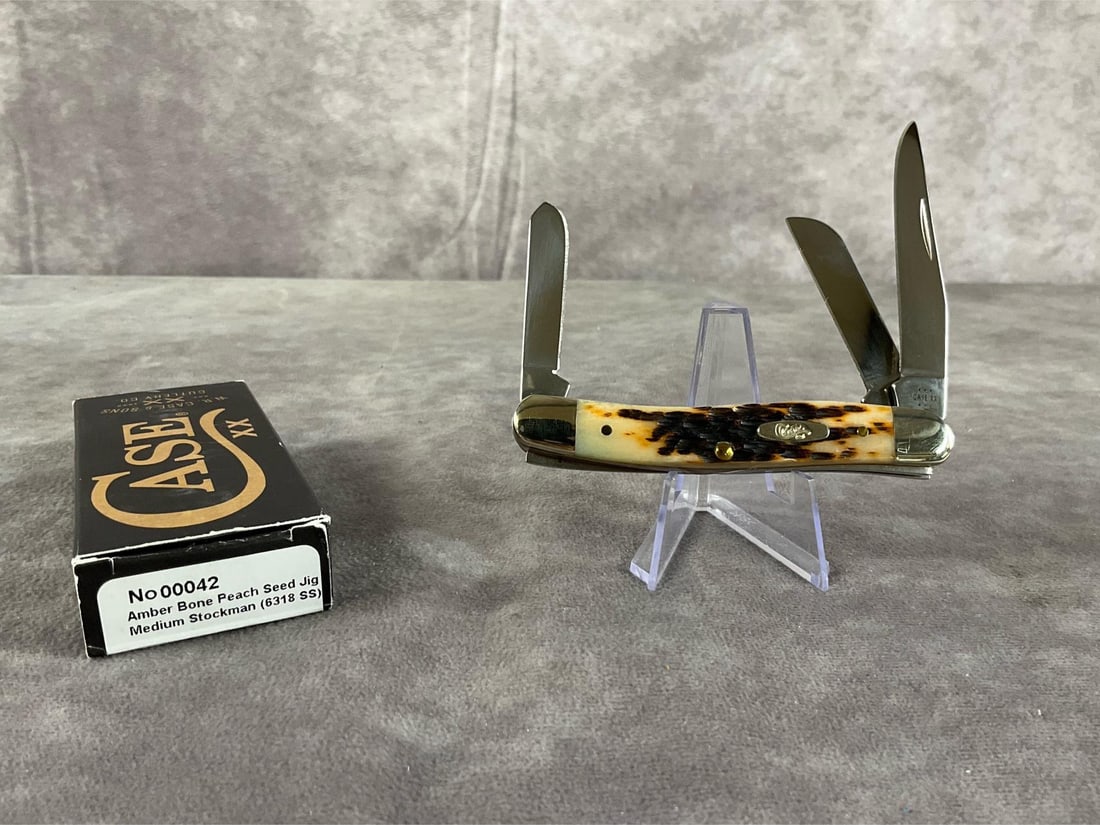 Amber Bone Peach Seed Jigged Knife: Case XX Medium Stockmam 6318 SS Tight snap, includes original box. Box measures 4.5 inches wide X 1.75 inches tall.