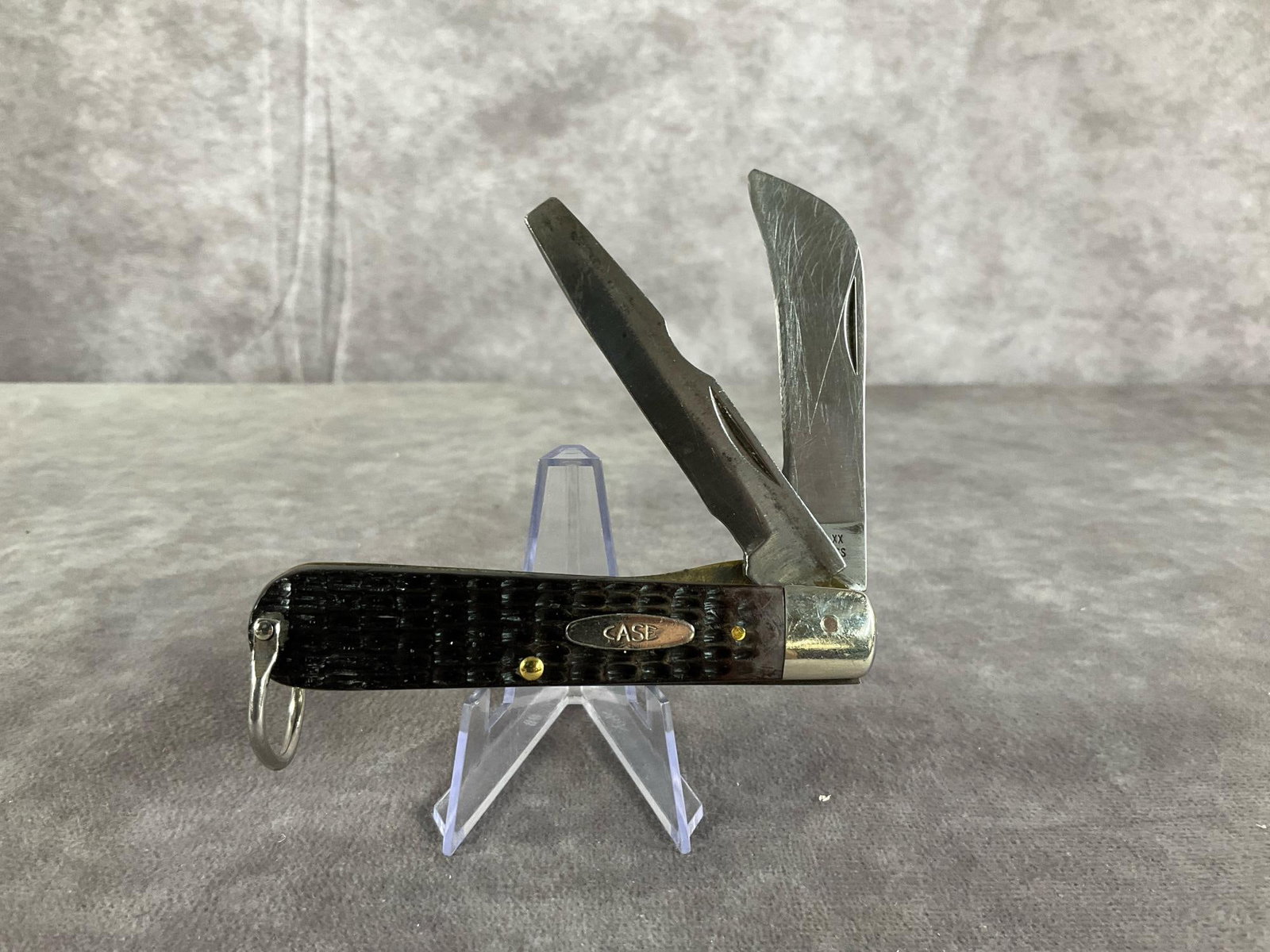 Brown Jigged Synthetic Knife: Vintage Case XX Utility/ Electricians Knife. 62031 LHR. Medium to Loose snap, heavy wear on blades. Measures 3.75 inches closed and 6.25 inches open.
