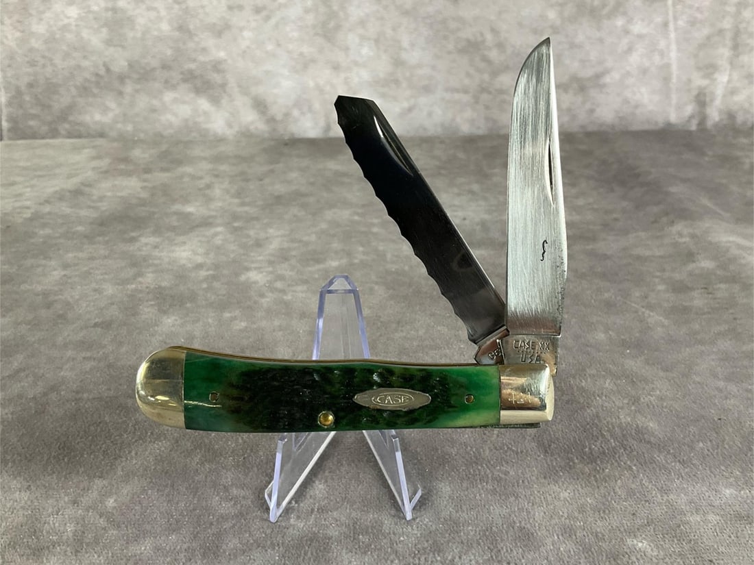 Green Jigged Bone Knife: 1980 Case XX Trapper G6254 Number 424 of 500 or 1000.Tight snap. Measures 4 1/8 inches long closed and 7 1/2 inches open.