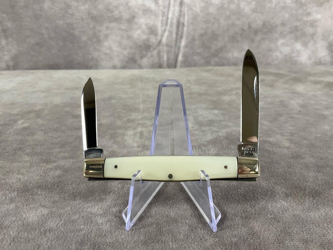 Vintage Smooth Cream Synthetic Knife: 1965-1969 Case XX Senator/Pen 32042 medium snap. Measures 3 inches wide X 5/8 inches tall.