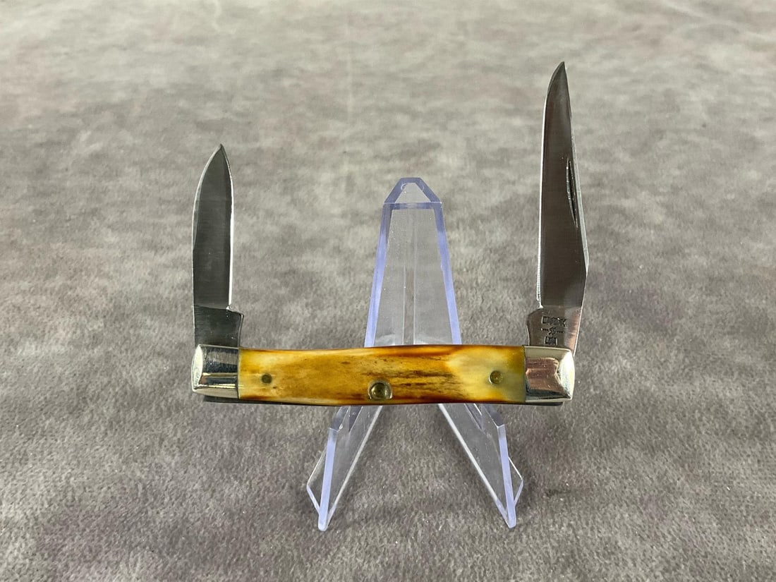 Vintage Textured Stage Knife: 1984 Case XX Pen 52033 SSP Tight snap. Measures 2.75 inches wide X .50 inches tall.
