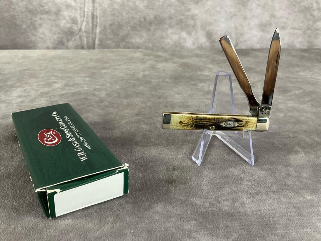 Vintage Jigged Genuine Stag Knife: 1981 Case XX Baby Doc 6267SP Tight snap, includes unmarked box. Box measures 4.5 inches wide X 1.75 inches tall.