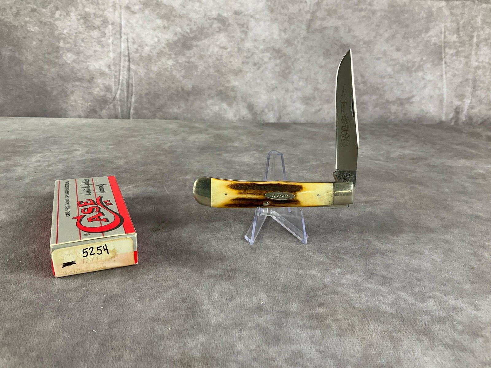 Vintage Jigged Stag Knife: 1979 Case XX National Knife Collectors Association Trapper. Number 0701 of 12,000 5154 SSP. Tight snap, includes box. Box measures 4.5 inches wide X 1.75 inches tall.