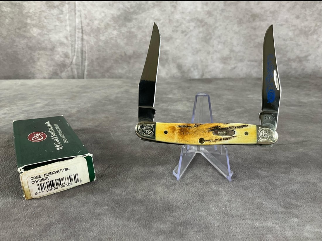 Vintage Sambar Stag Knife: 1977 Case XX Muskrat MUSKRAT/BL Blue Scroll, Tight snap, includes original box. Box measures 4.5 inches wide X 1.75 inches tall.