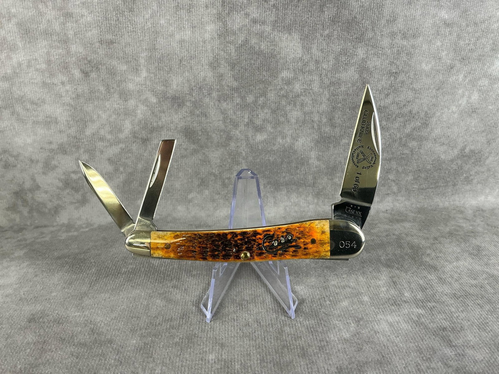 Jigged Amber Bone Knife: 2002 Case XX Seahorse Whittler three blade pocketknife with honey amber burnt bonestag handle, 6355WH SS. 2002 Club Knife, 1 of 60, Shenandoah Valley Knife Collectors. Tight snap, good condition.