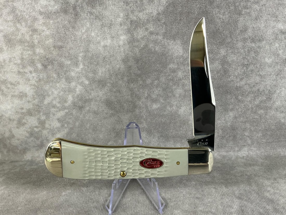 Backpocket Pattern Knife: 2012 Case XX gray synthetic jigged handle single blade pocketknife, TB61546. Tight snap, good condition. Measures 4.75 inches long.