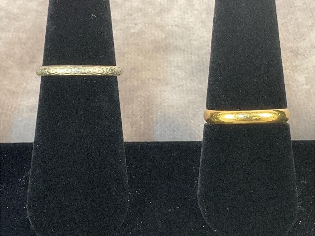 14k Gold Bands: Two 14kt gold wedding bands. Both gold stamped 14kt and in good condition. Total weight 4.1 dwt.