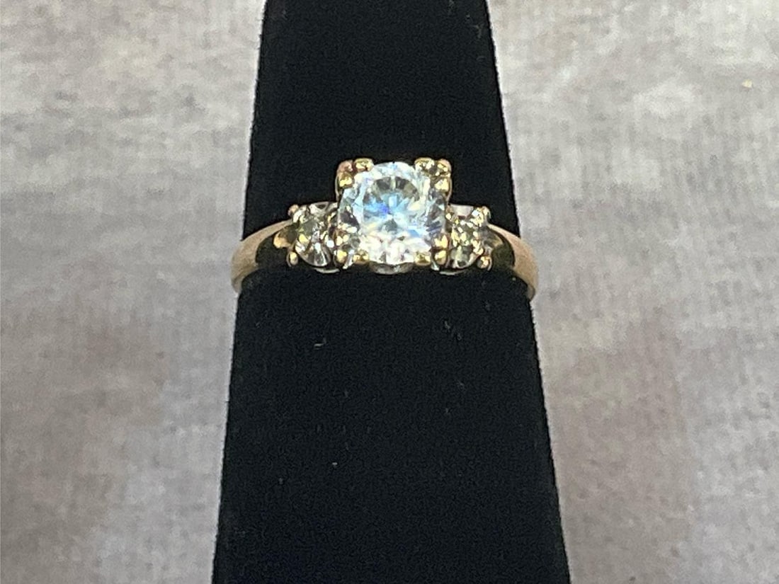 10 kt Gold Diamond Ring - 2