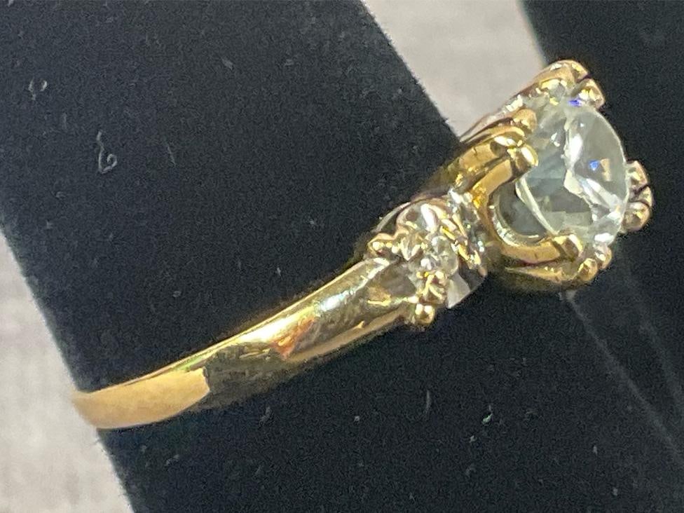 10 kt Gold Diamond Ring - 4