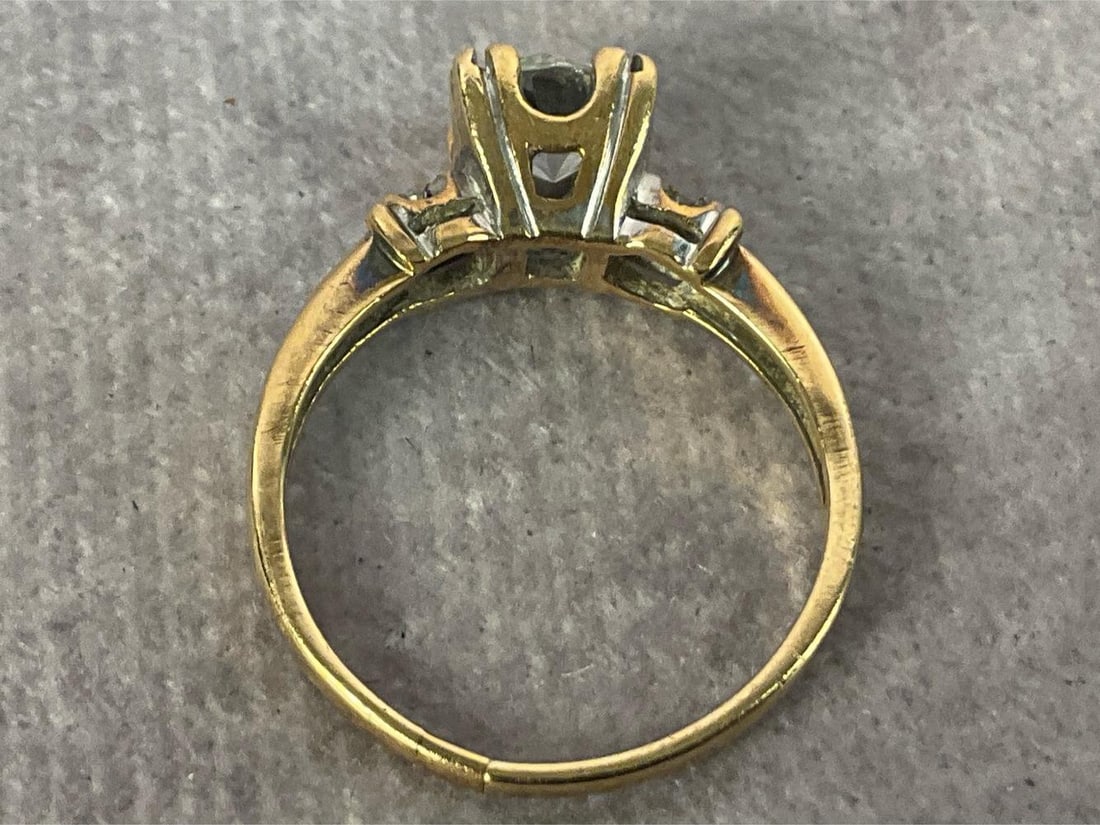 10 kt Gold Diamond Ring - 5