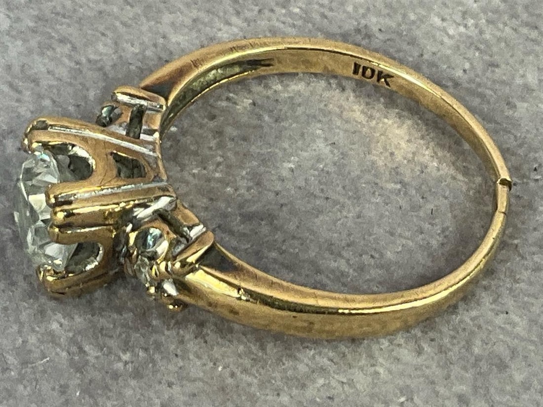 10 kt Gold Diamond Ring - 7