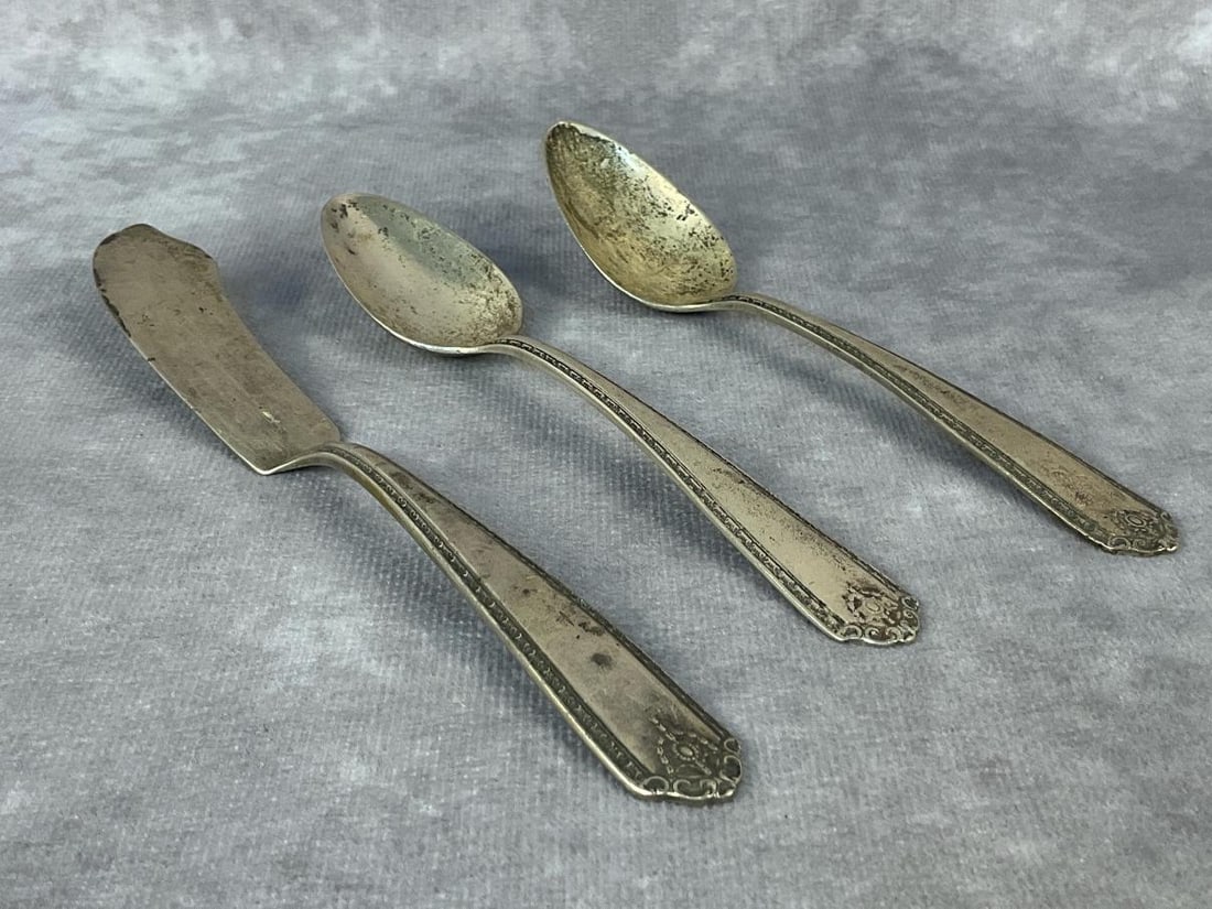 Westmoreland Serving Utensils: Three Westmoreland sterling silver serving utensils. Two spoons and a master butter knife / spreader. All in good condition. Total weight 2.77 ozt.
