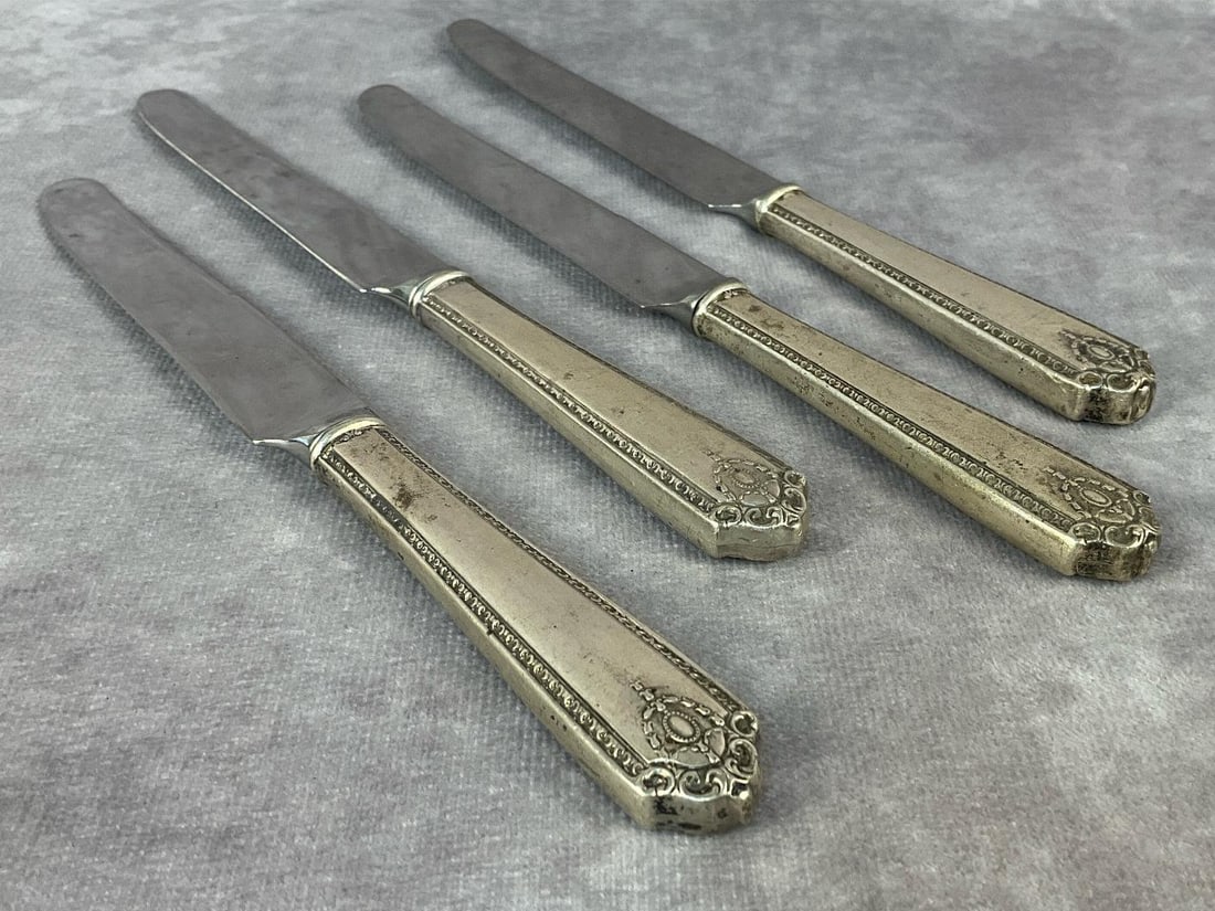 Butter Knives: Four butter knives with sterling silver handles and stainless steel blades. All in good condition. Total weight 2.77 ozt.