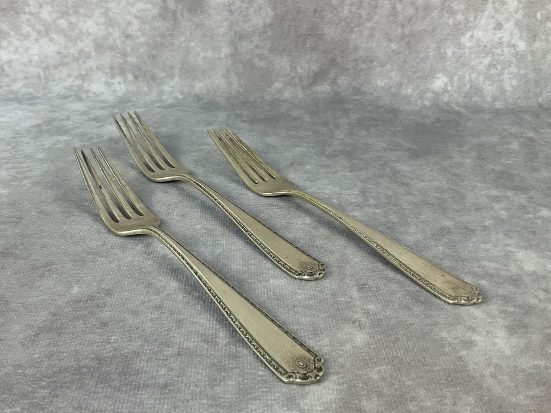 Westmoreland Dinner Forks: Three Westmoreland sterling silver dinner forks. All in good condition. Total weight 4.45 ozt.