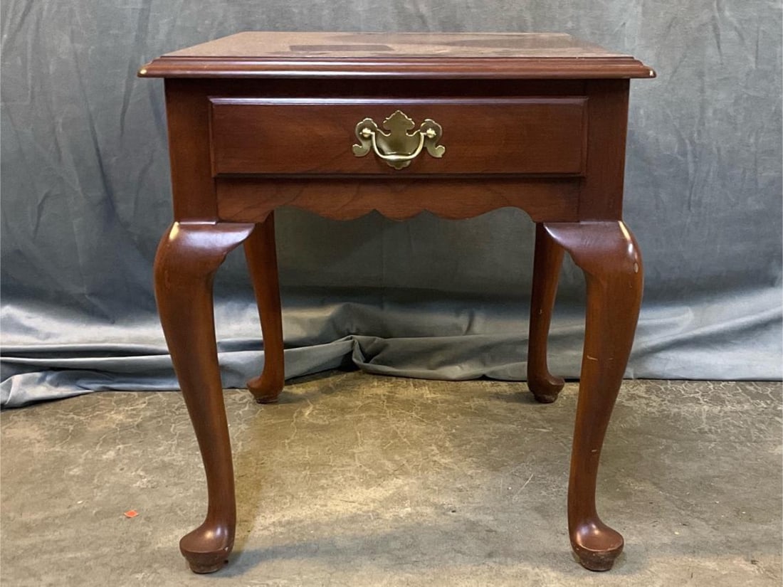 Henkel Harris Table: Late 20th century modern reproduction Henkel Harris Furniture Company Winchester, Virginia Queen Anne Style one drawer cherry side table. Cabriole legs, pad feet, scrolled skirt and brass batwing