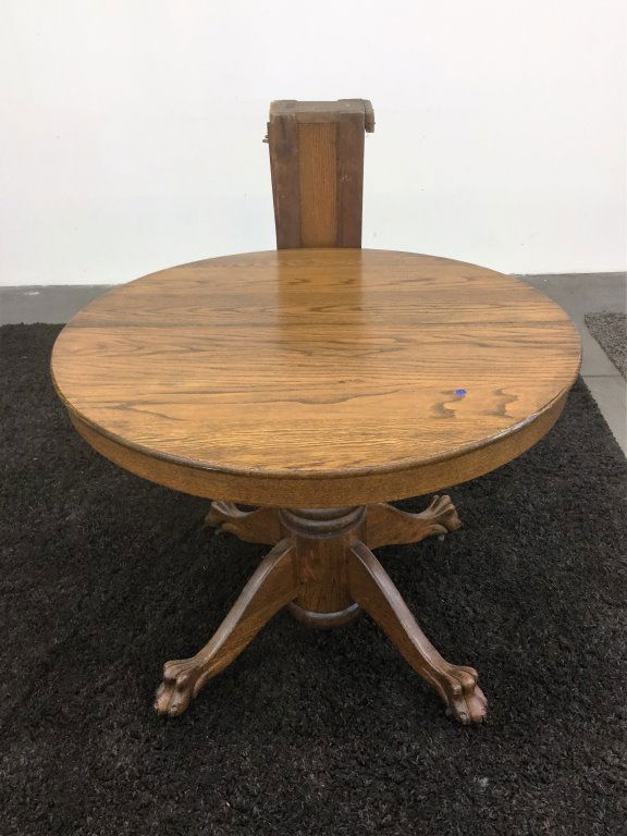 ANTQ ROUND OAK CLAW FOOT TABLE (1 of 3)