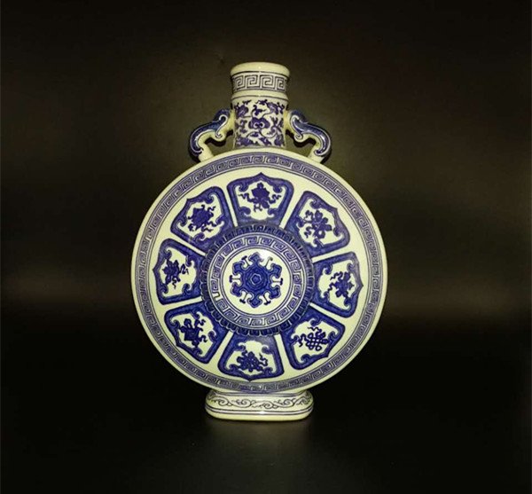 Chinese Blue/White Porcelain Moon Flask Vase: Chinese Blue/White Porcelain Moon Flask Vase Condition: good overall Dimension: 14 inches height