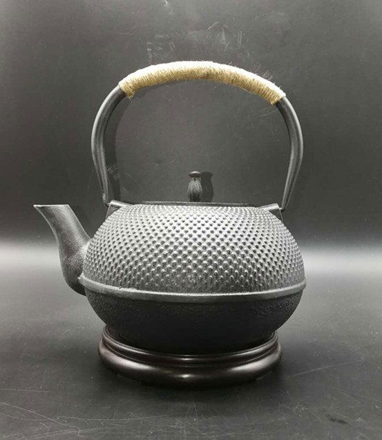 Japanese tetsubin cast iron teapot (1 of 5)